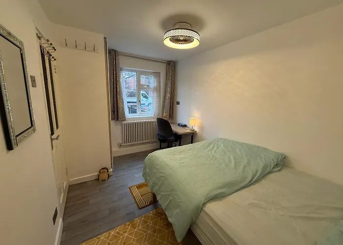 Contemporary Guest With Private Bathroom Near Centre منزل للإقامة *