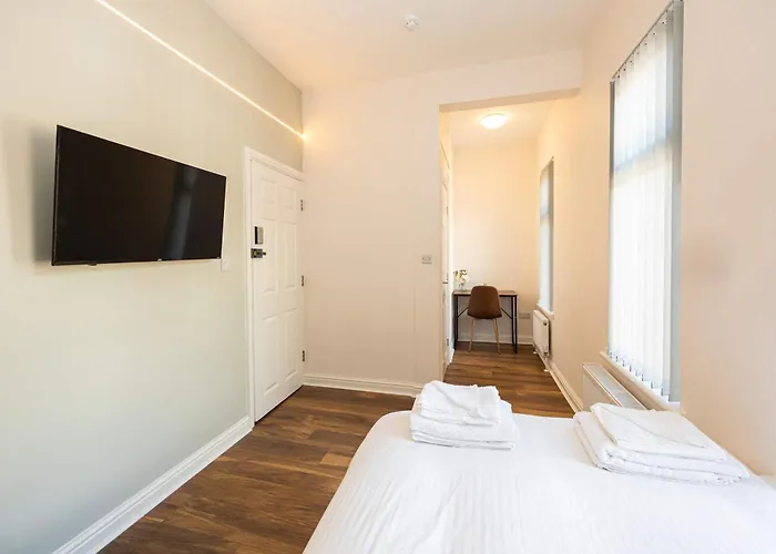 The Groves 4- Close To Mri, Centre & Uni