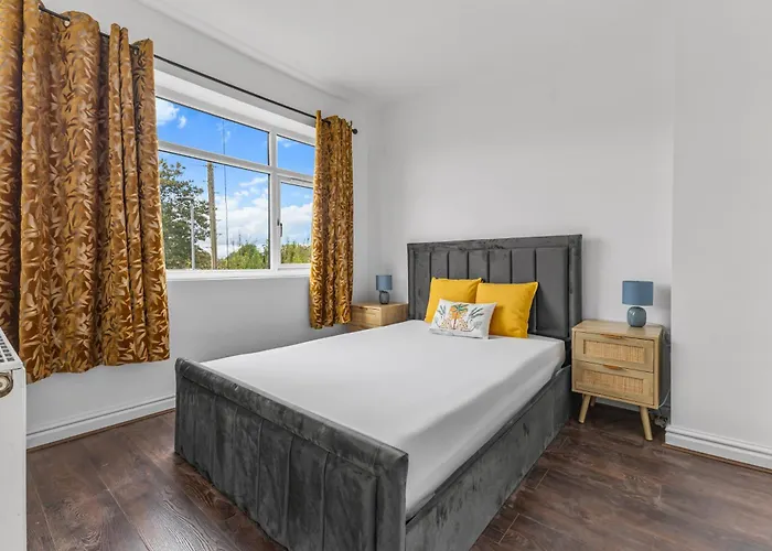 3 Bedroom House 4 Beds Free Parking 2sd *