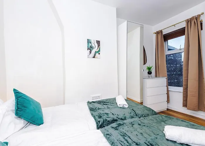 Oldtrafford - Sleeps 6 - Free Parking - Free Wifi