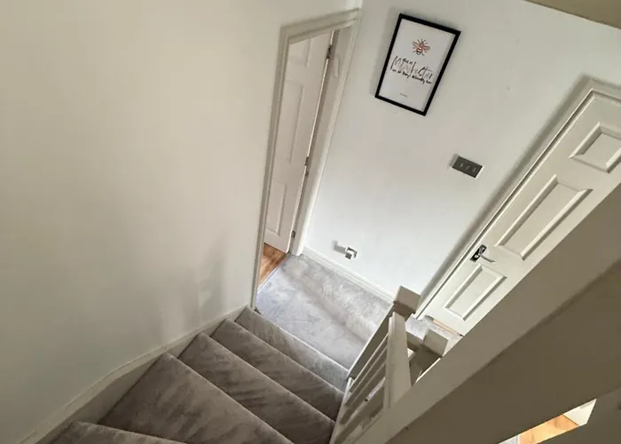 Cosy 4br House, West Didsbury, Bars And Restaurants Close By, Free Parking, Sleeps 8 * Mánchester