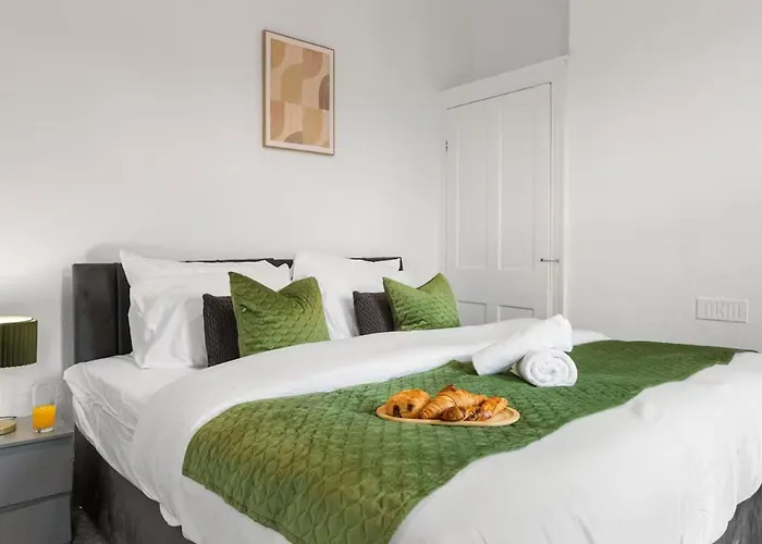 Family - Sleeps 6 - Garden - Parking Manchester