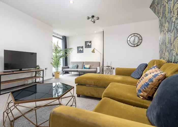 Chic 3bd Abode With Pool Table - Etihad - Coop Live - Free Parking Tatil Evi