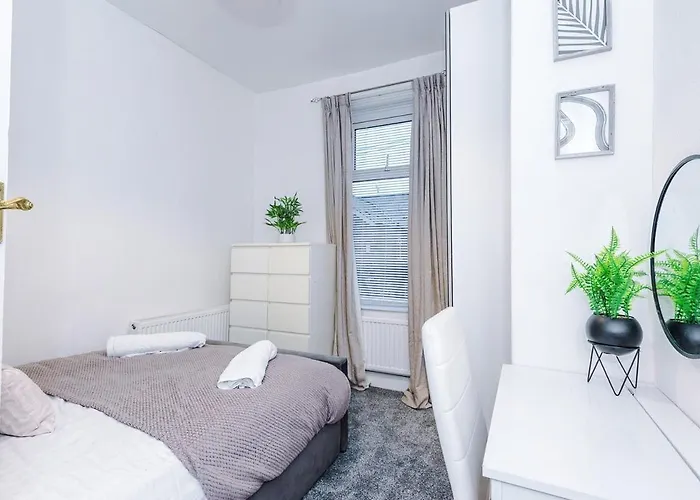 펜션 Oldtrafford - Sleeps 6 - Free Parking - Free Wifi *