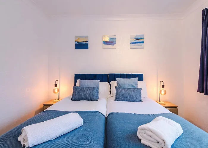 4 Bed House - Sleeps 8 - Free Parking - Manchester *