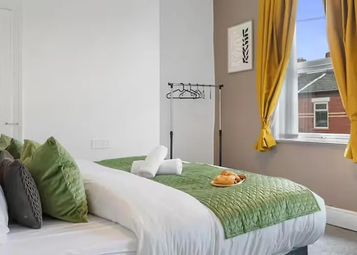 Family - Sleeps 6 - Garden - Parking Holiday home