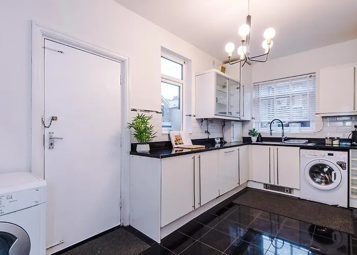 Oldtrafford - Sleeps 6 - Free Parking - Free Wifi *