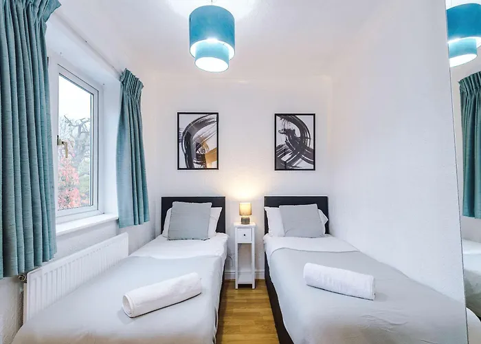 4 Bed House - Sleeps 8 - Free Parking - Manchester * 맨체스터