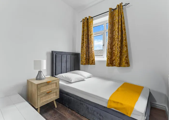 Dom wakacyjny 3 Bedroom House 4 Beds Free Parking 2sd