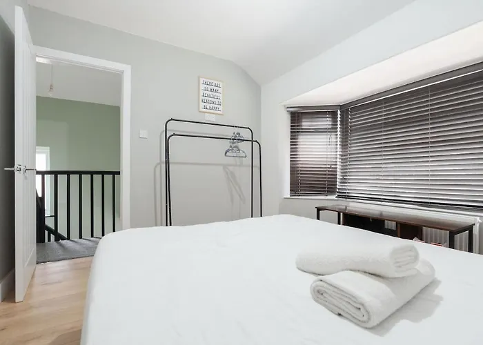 Spacious 3br - Pool Table - Games - Sleeps 9 *