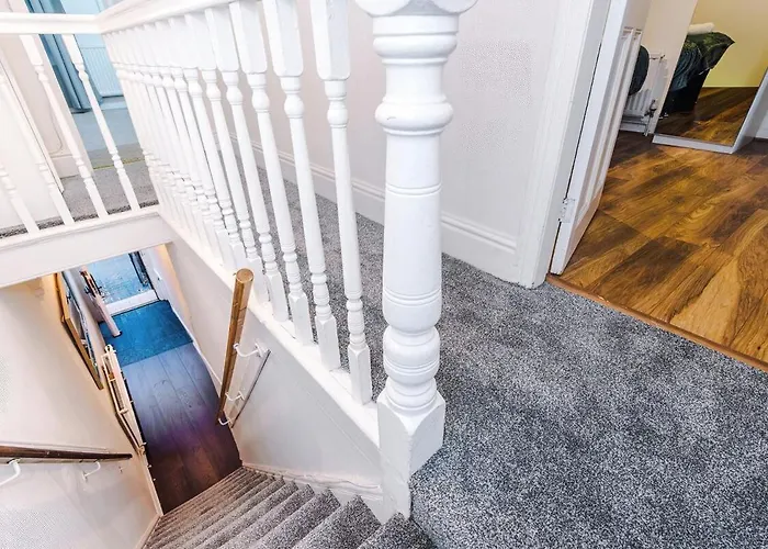 펜션 Oldtrafford - Sleeps 6 - Free Parking - Free Wifi *