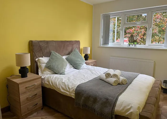 Spacious 4br Near Old Trafford Sleeps 7! Casa de Férias Manchester
