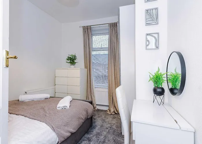 Oldtrafford - Sleeps 6 - Free Parking - Free Wifi *