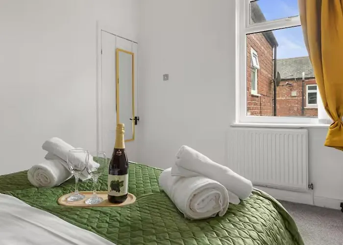 Family - Sleeps 6 - Garden - Parking Manchester