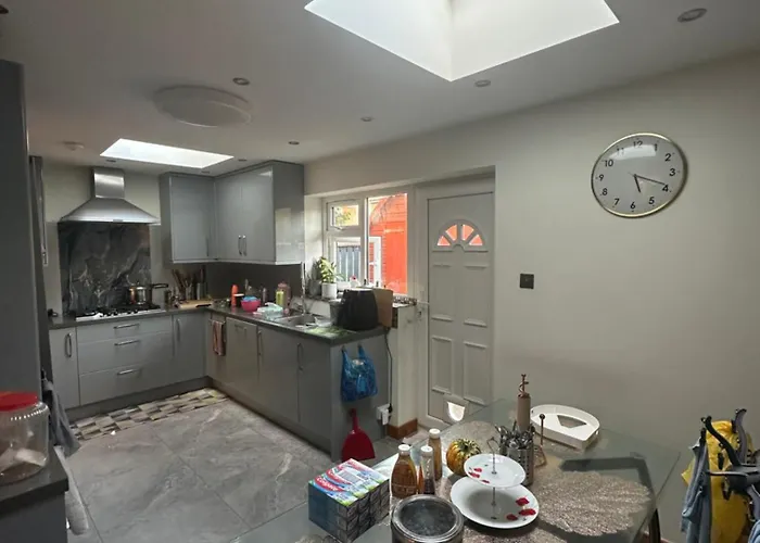 Contemporary Guest With Private Bathroom Near Centre منزل للإقامة *