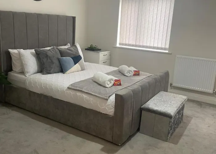 New 4 Bedroom House Sleeps 7, 5mins Etihad, Coop Live, Centre * Manchester