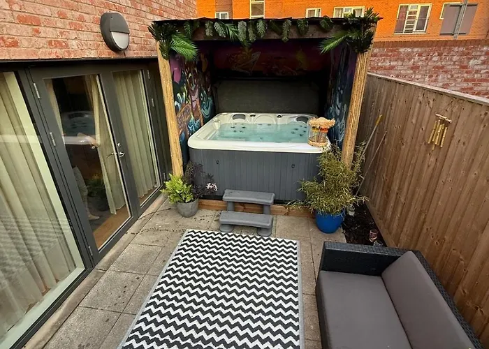 Stylish 4-bedroom Townhouse, Private Rooftop Terrace