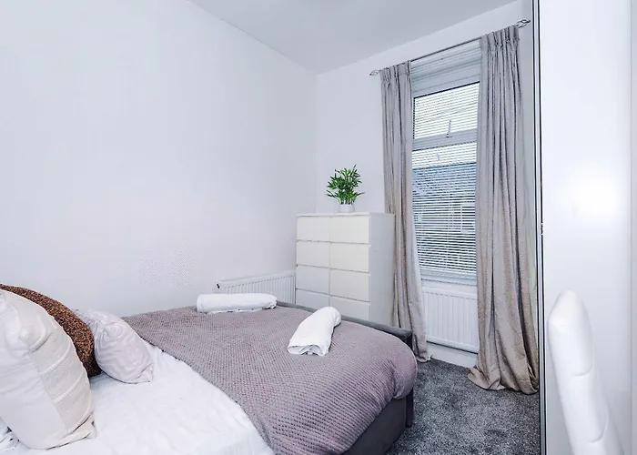 Oldtrafford - Sleeps 6 - Free Parking - Free Wifi *