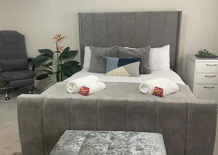 Semesterbostad New 4 Bedroom House Sleeps 7, 5mins Etihad, Coop Live, Centre