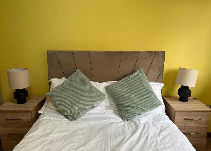 Casa de Férias Spacious 4br Near Old Trafford Sleeps 7! Manchester