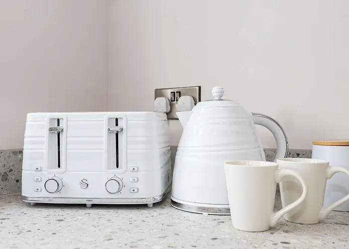 The Groves 4- Close To Mri, Centre & Uni Manchester