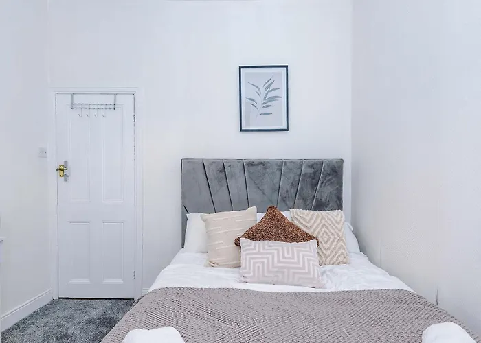 Oldtrafford - Sleeps 6 - Free Parking - Free Wifi