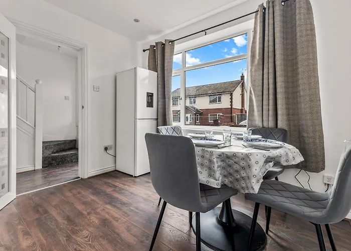 3 Bedroom House 4 Beds Free Parking 2sd * Manchester