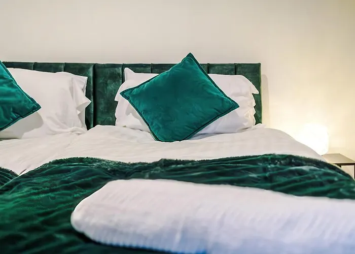 Oldtrafford - Sleeps 6 - Free Parking - Free Wifi 펜션 *