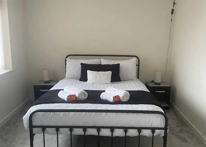New 4 Bedroom House Sleeps 7, 5mins Etihad, Coop Live, Centre Manchester