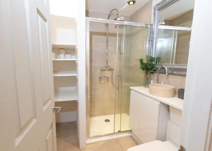 Сasa de vacaciones Cosy 4br House, West Didsbury, Bars And Restaurants Close By, Free Parking, Sleeps 8