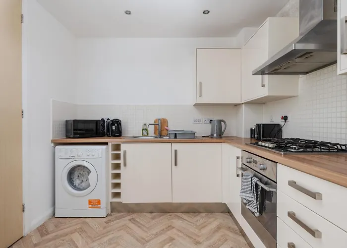 Chic 3bd Abode With Pool Table - Etihad - Coop Live - Free Parking