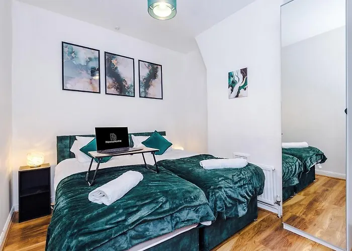 펜션 Oldtrafford - Sleeps 6 - Free Parking - Free Wifi *