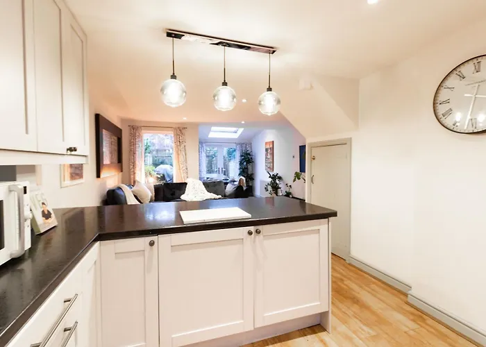 Cosy 4br House, West Didsbury, Bars And Restaurants Close By, Free Parking, Sleeps 8 * Manchester