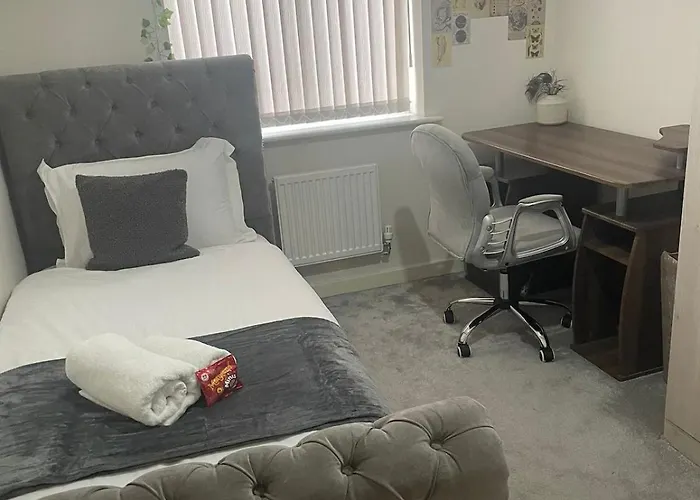 New 4 Bedroom House Sleeps 7, 5mins Etihad, Coop Live, Centre *