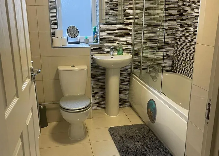 New 4 Bedroom House Sleeps 7, 5mins Etihad, Coop Live, Centre Semesterbostad