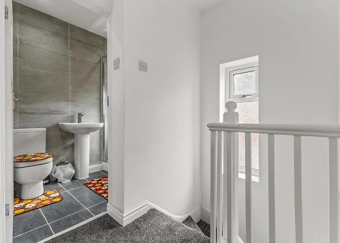 3 Bedroom House 4 Beds Free Parking 2sd *