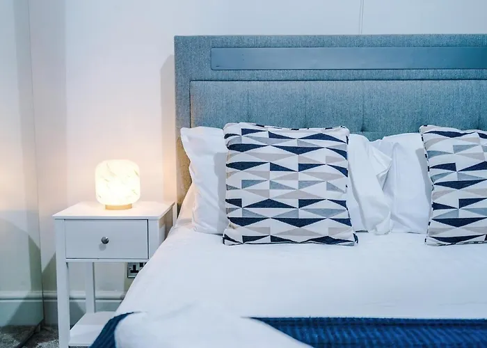 펜션 Oldtrafford - Sleeps 6 - Free Parking - Free Wifi 맨체스터