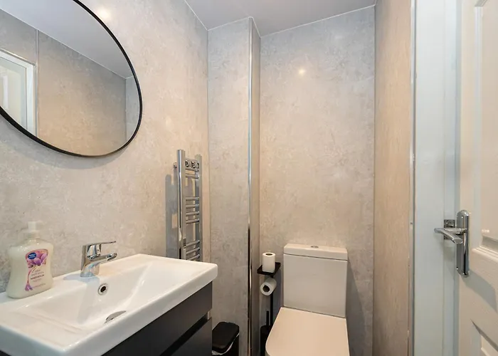 The Groves House- 4 En-suite Beds, Close To Hospital & Mcr Uni *