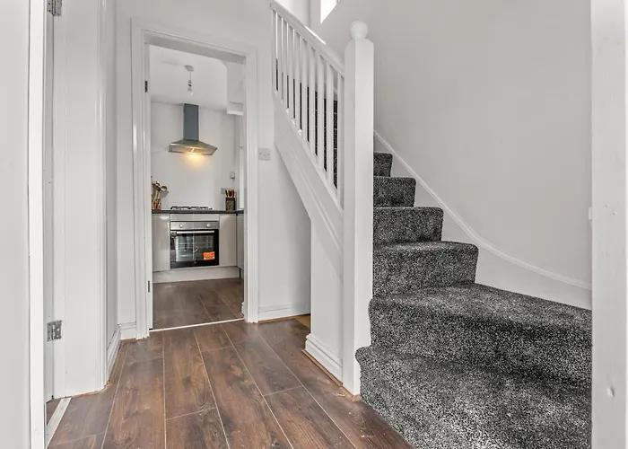 3 Bedroom House 4 Beds Free Parking 2sd