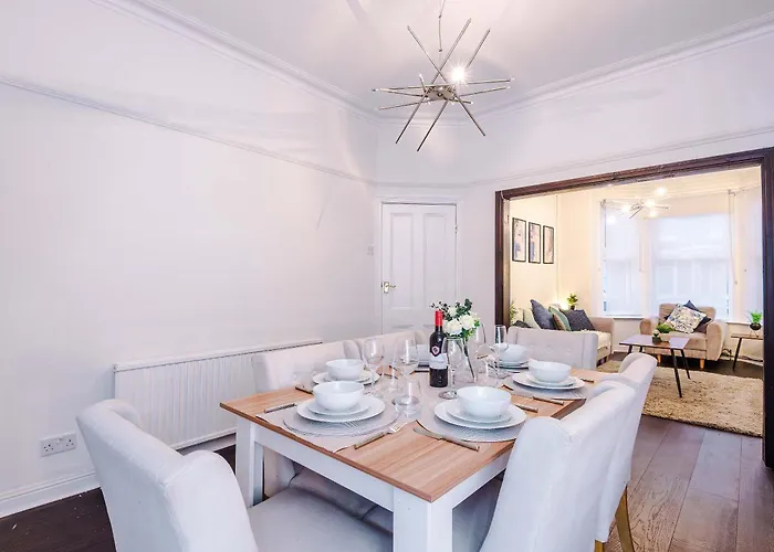 Oldtrafford - Sleeps 6 - Free Parking - Free Wifi 別荘 *