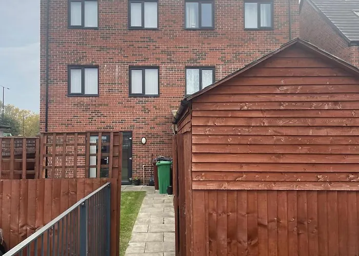 Vakantiehuis New 4 Bedroom House Sleeps 7, 5mins Etihad, Coop Live, Centre *