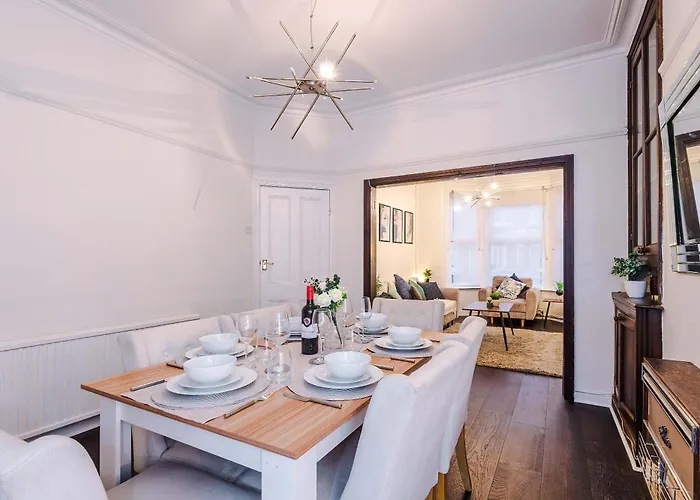 Oldtrafford - Sleeps 6 - Free Parking - Free Wifi * Mánchester