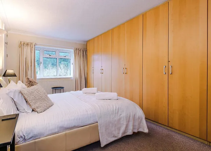 4 Bed House - Sleeps 8 - Free Parking - Manchester 別荘