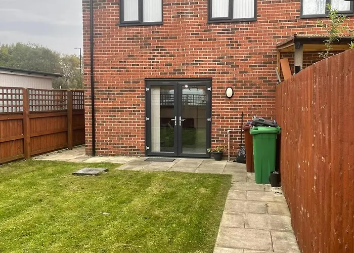 Vakantiehuis New 4 Bedroom House Sleeps 7, 5mins Etihad, Coop Live, Centre *