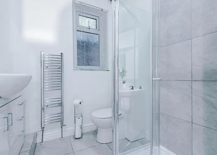 Oldtrafford - Sleeps 6 - Free Parking - Free Wifi * 맨체스터