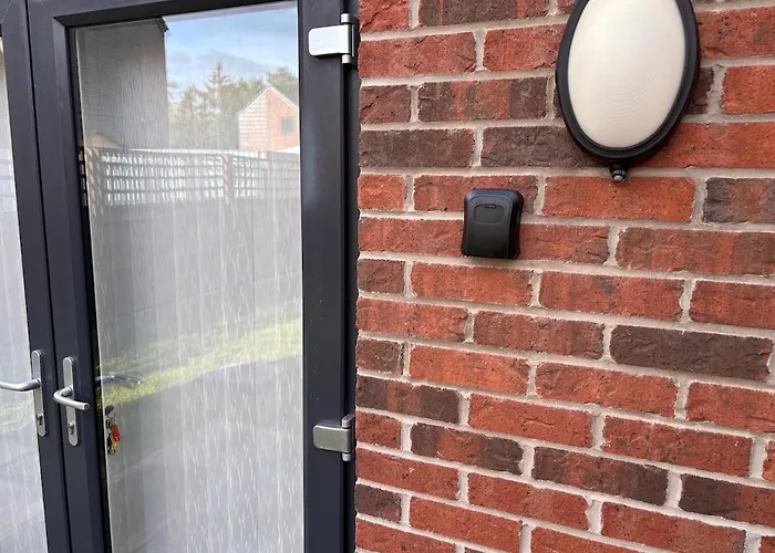 New 4 Bedroom House Sleeps 7, 5mins Etihad, Coop Live, Centre *