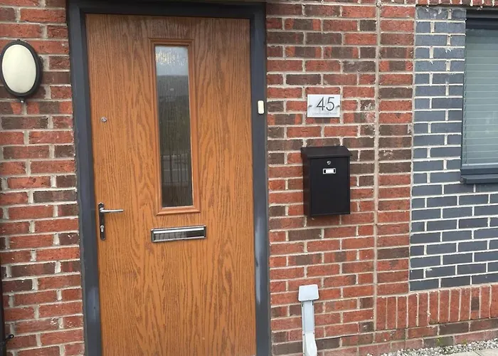 New 4 Bedroom House Sleeps 7, 5mins Etihad, Coop Live, Centre Vakantiehuis *