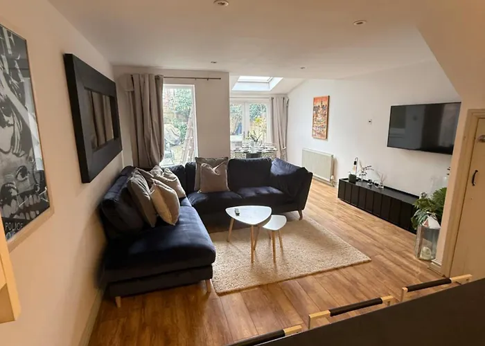 Cosy 4br House, West Didsbury, Bars And Restaurants Close By, Free Parking, Sleeps 8 Сasa de vacaciones Mánchester