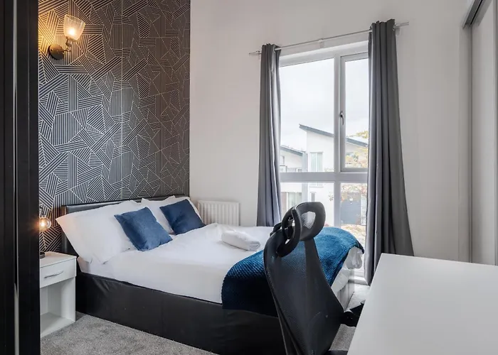 Chic 3bd Abode With Pool Table - Etihad - Coop Live - Free Parking