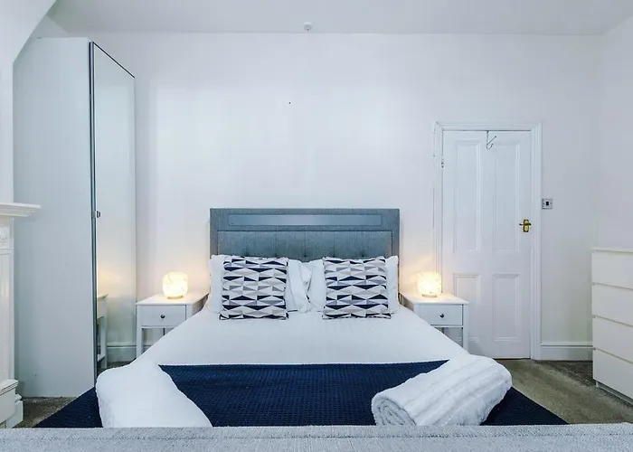 Oldtrafford - Sleeps 6 - Free Parking - Free Wifi 맨체스터